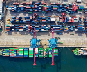 Containers dans un port de commerce (Source : Tom Fisk sur Canva)